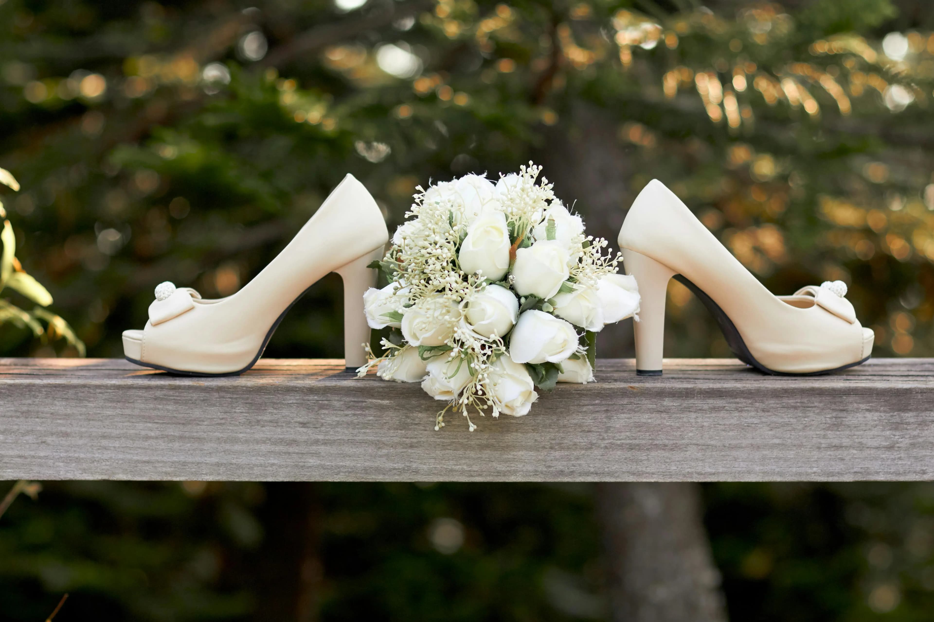 Élégante composition de mariage avec chaussures et bouquet